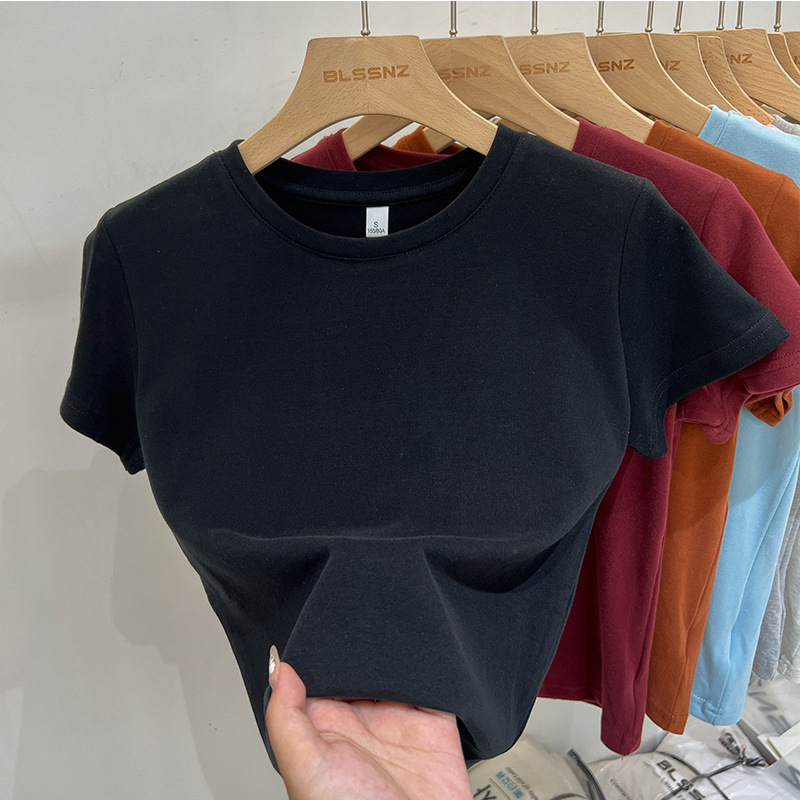 100% pamuk, teški materijal 240 g/m², geometrijski uzorak, uski kroj, kratki rukavi