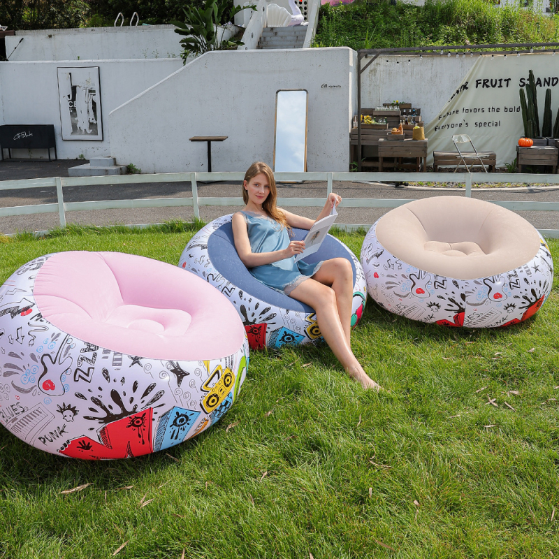 Naduvljivo ležaljko s graffiti dizajnom i flokiranom površinom; težina 1 kg, nosivost 150 kg, način napuhavanja ručna pumpa