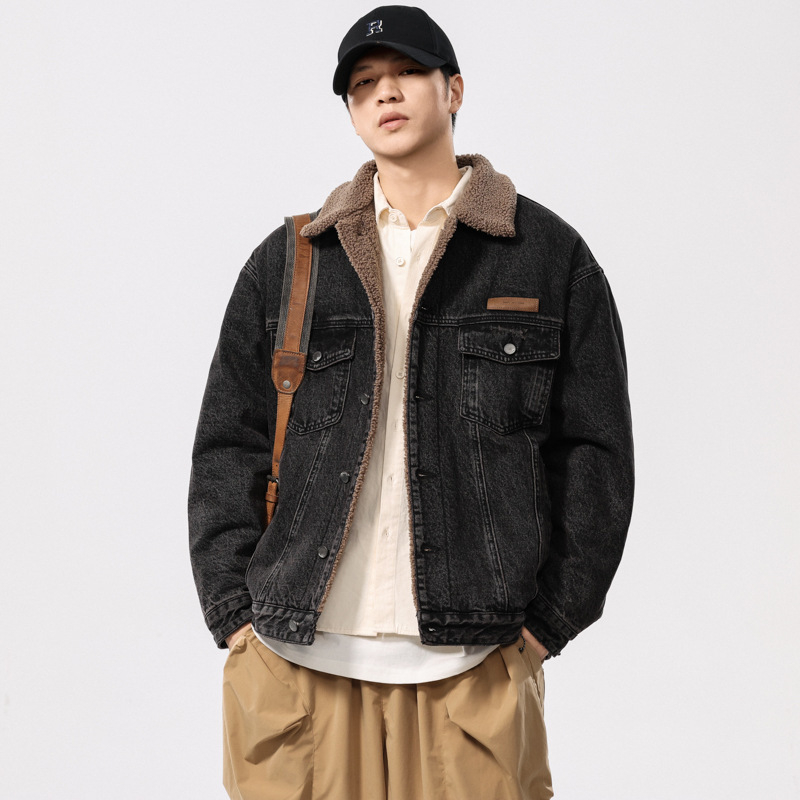 Muška zimsku jakna od denima – ovratnik tipa lapel, podstava od fleesa, debeli pamuk-poliester materijal, džepovi s patch detaljima, jednostruko kopčanje