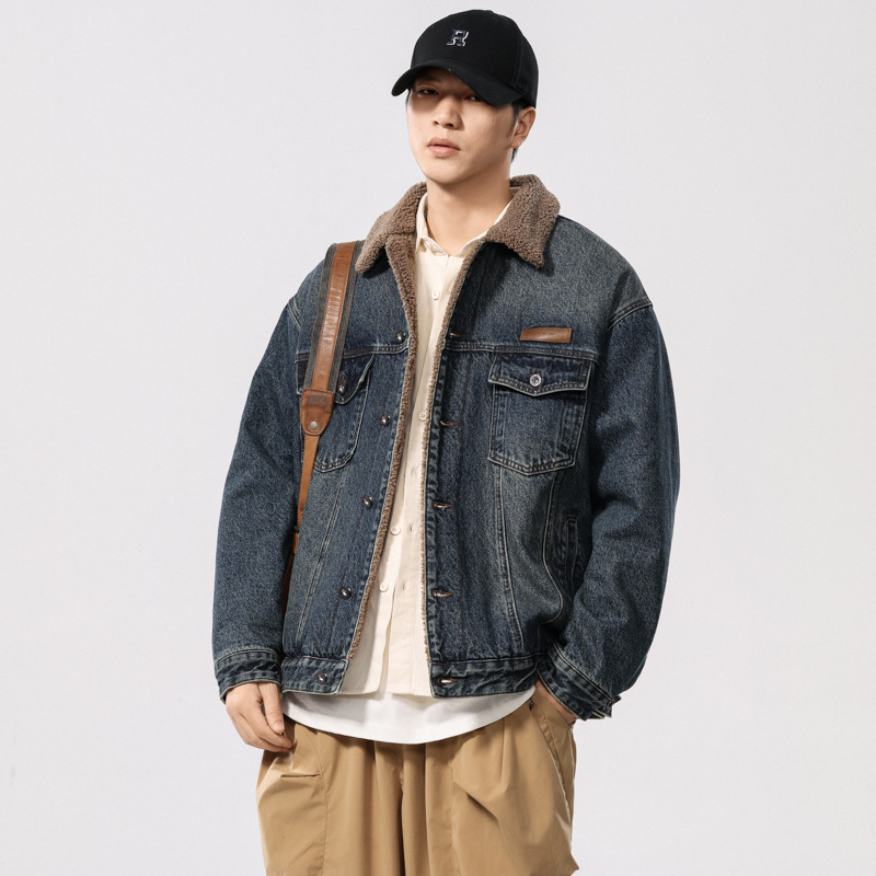 Muška zimsku jakna od denima – ovratnik tipa lapel, podstava od fleesa, debeli pamuk-poliester materijal, džepovi s patch detaljima, jednostruko kopčanje