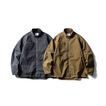 Jakna sa stojećim ovratnikom, opuštenog kroja, jednoredno kopčanje, pamuk tkanina, više džepova, proljetno vanjsko odijevanje