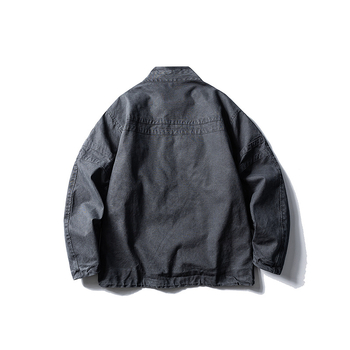 Jakna sa stojećim ovratnikom, opuštenog kroja, jednoredno kopčanje, pamuk tkanina, više džepova, proljetno vanjsko odijevanje