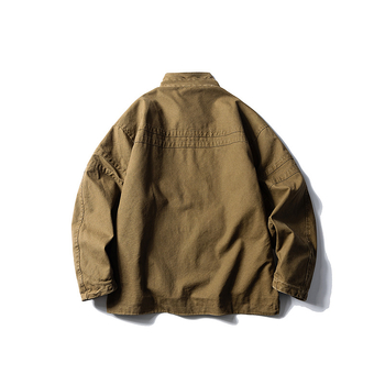 Jakna sa stojećim ovratnikom, opuštenog kroja, jednoredno kopčanje, pamuk tkanina, više džepova, proljetno vanjsko odijevanje