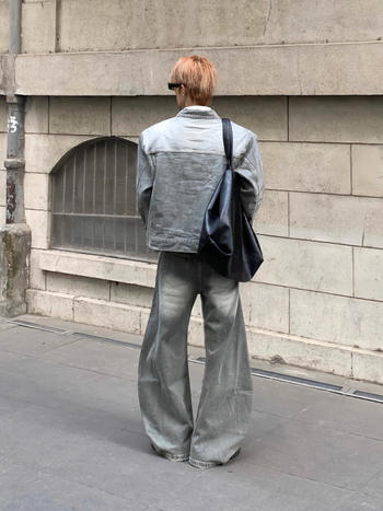 Denim dvodijelni set: jakna s kapuljačom i jastučićima ramena, labav kroj, zatvaranje na gumbe, dugi rukavi, široke hlače