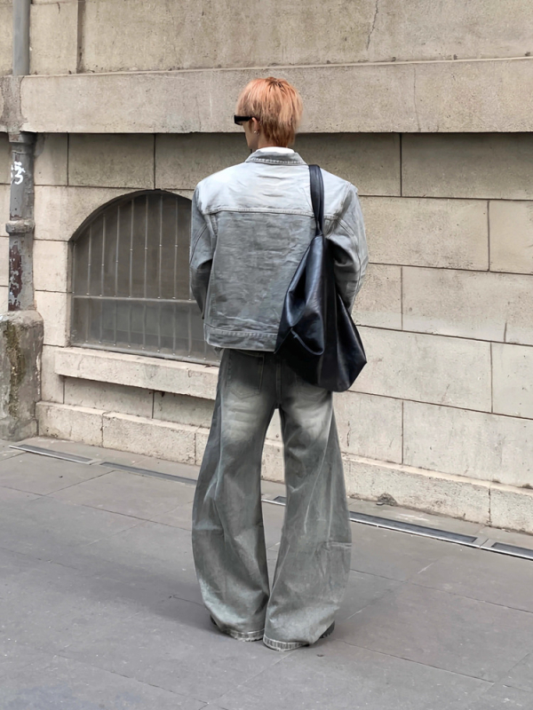 Denim dvodijelni set: jakna s kapuljačom i jastučićima ramena, labav kroj, zatvaranje na gumbe, dugi rukavi, široke hlače