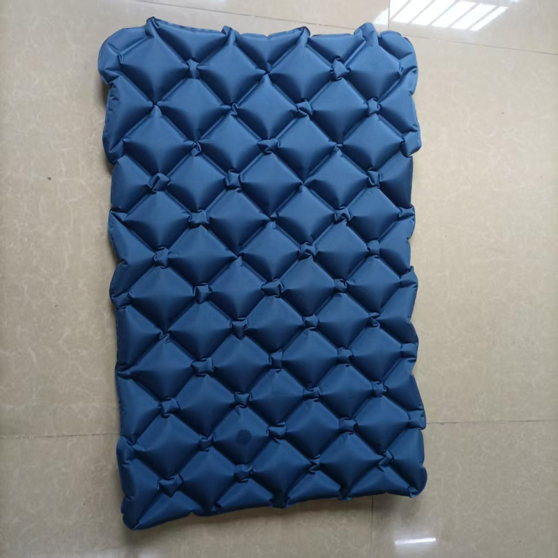 Vanjsko napuhujuće ležište s ugrađenom pumpom; ručno naduvavanje; težina 1.2 kg; nosivost 300 kg; površina od kompozitne tkanine