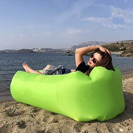 Naduvani lounge kauč s površinom od poliestera; težina 1,2 kg; nosivost do 400 kg.