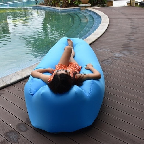 Naduvani lounge kauč s površinom od poliestera; težina 1,2 kg; nosivost do 400 kg.