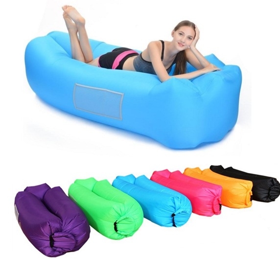 Naduvani lounge kauč s površinom od poliestera; težina 1,2 kg; nosivost do 400 kg.