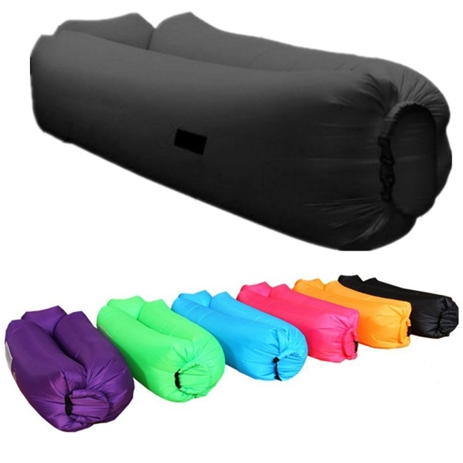 Naduvani lounge kauč s površinom od poliestera; težina 1,2 kg; nosivost do 400 kg.