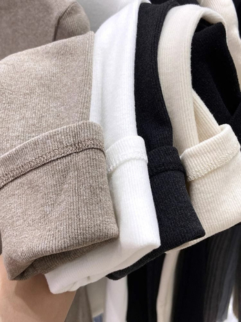 Ženski T‑shirt s dugim rukavima, polu-visoki ovratnik, uski kroj, brushed njemački velur