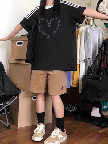 Póló – irodalmi retro stílusú pamut, kerek nyakú, rövid ujjú, laza szabás, közepes hosszúságú