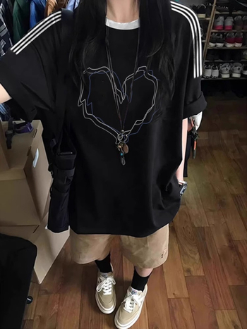 Póló – irodalmi retro stílusú pamut, kerek nyakú, rövid ujjú, laza szabás, közepes hosszúságú