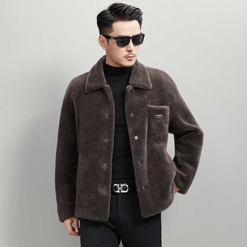 Muški kaput od ovčjeg shearling vune, jednostruko kopčanje, s reverom tipa lapel, bočne džepove, zimski komad