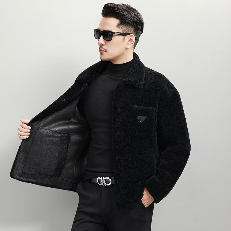 Muški kaput od ovčjeg shearling vune, jednostruko kopčanje, s reverom tipa lapel, bočne džepove, zimski komad