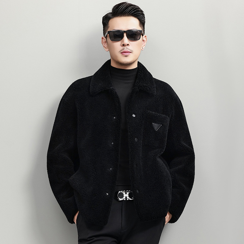 Muški kaput od ovčjeg shearling vune, jednostruko kopčanje, s reverom tipa lapel, bočne džepove, zimski komad