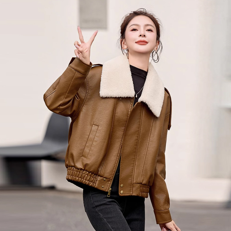 Női PU bőrkabát szőrme gallérral, cipzáras záródás, szabadabb szabású, motoros stílus, téli 2025