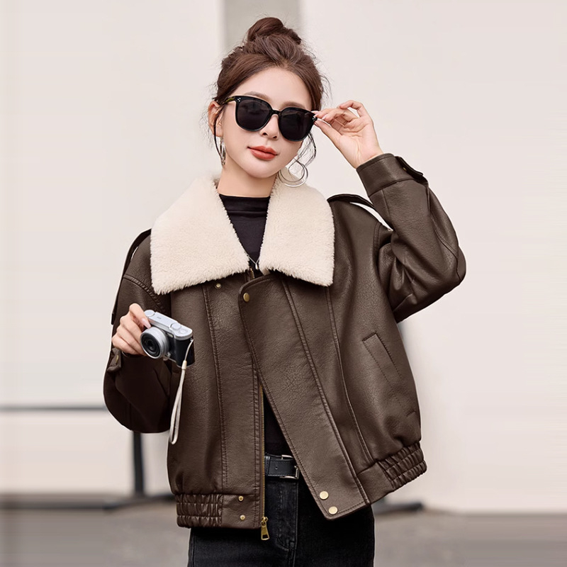 Női PU bőrkabát szőrme gallérral, cipzáras záródás, szabadabb szabású, motoros stílus, téli 2025