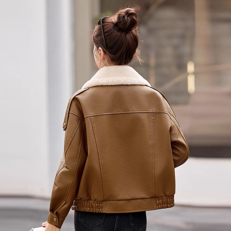 Női PU bőrkabát szőrme gallérral, cipzáras záródás, szabadabb szabású, motoros stílus, téli 2025