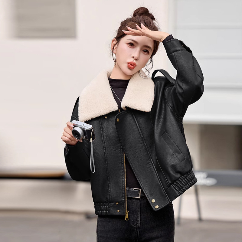 Női PU bőrkabát szőrme gallérral, cipzáras záródás, szabadabb szabású, motoros stílus, téli 2025