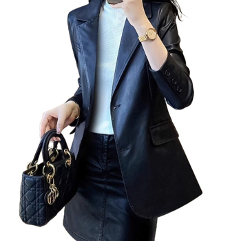 Női bőrkabát kosztüm galléval, hosszított szabás, rendkívül hosszú ujjak, egy sorban két gomb, tavasz 2025