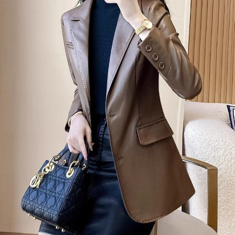 Női bőrkabát kosztüm galléval, hosszított szabás, rendkívül hosszú ujjak, egy sorban két gomb, tavasz 2025