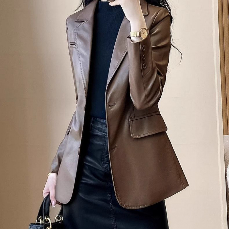 Női bőrkabát kosztüm galléval, hosszított szabás, rendkívül hosszú ujjak, egy sorban két gomb, tavasz 2025