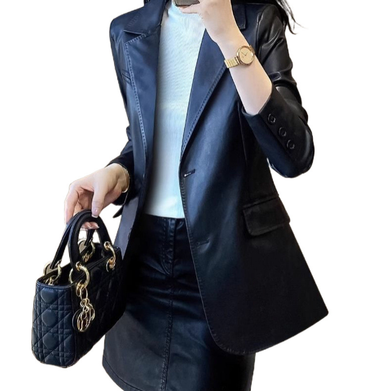 Női bőrkabát kosztüm galléval, hosszított szabás, rendkívül hosszú ujjak, egy sorban két gomb, tavasz 2025