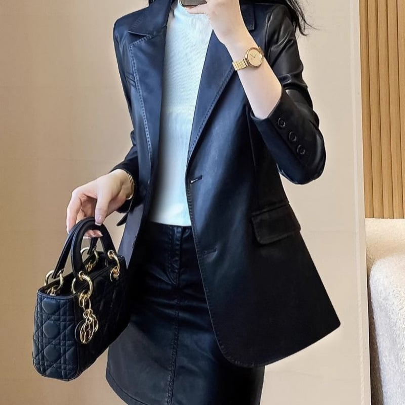 Női bőrkabát kosztüm galléval, hosszított szabás, rendkívül hosszú ujjak, egy sorban két gomb, tavasz 2025