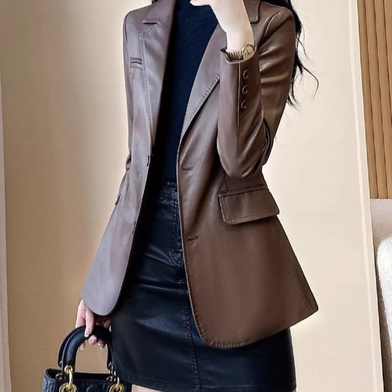Női bőrkabát kosztüm galléval, hosszított szabás, rendkívül hosszú ujjak, egy sorban két gomb, tavasz 2025