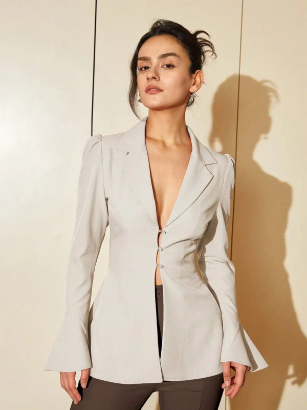 Ženski blejzer slim fit, rever, zvonasti rukavi, jednostrano kopčanje, poliester s elastanom