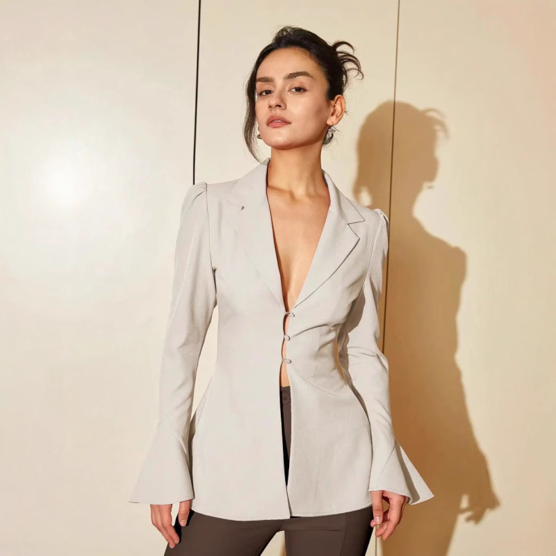 Ženski blejzer slim fit, rever, zvonasti rukavi, jednostrano kopčanje, poliester s elastanom