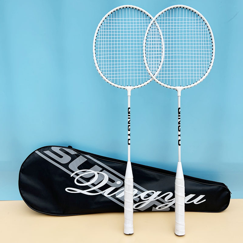 Badminton reketa s Ferroalloy okvirom, težina 95–100 g, debljina drške G4, dizajn ravnog udarca, pogodna za amatere