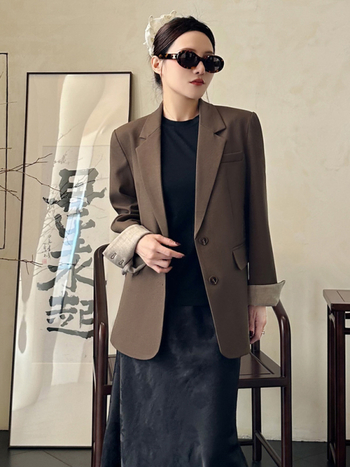 Ženski sako za kostim | poliester 95%+, ovratnik sakoa, dugi rukavi, zatvara se na dva gumba u jednom redu, oblikovanje pri visokoj temperaturi