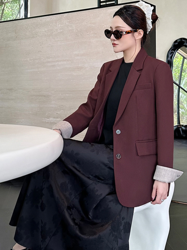 Ženski sako za kostim | poliester 95%+, ovratnik sakoa, dugi rukavi, zatvara se na dva gumba u jednom redu, oblikovanje pri visokoj temperaturi