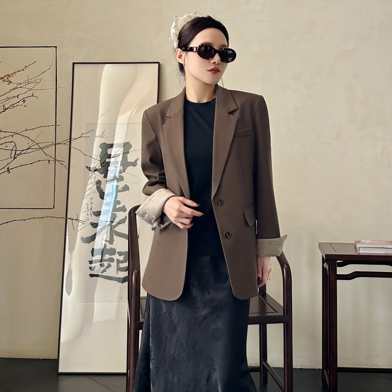 Ženski sako za kostim | poliester 95%+, ovratnik sakoa, dugi rukavi, zatvara se na dva gumba u jednom redu, oblikovanje pri visokoj temperaturi