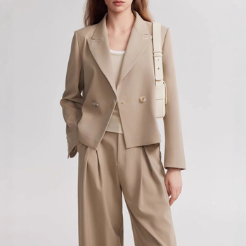 Női Slim-Fit kosztümkabát polo gallérral, egygombos záródás, poliészter anyag, tavasz 2026 kollekció