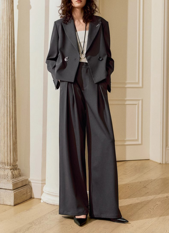 Női Slim-Fit kosztümkabát polo gallérral, egygombos záródás, poliészter anyag, tavasz 2026 kollekció