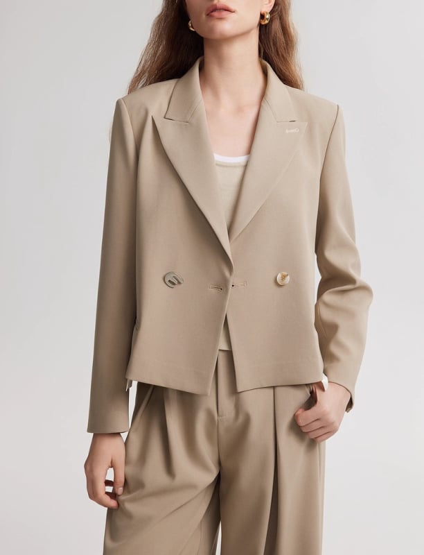 Női Slim-Fit kosztümkabát polo gallérral, egygombos záródás, poliészter anyag, tavasz 2026 kollekció