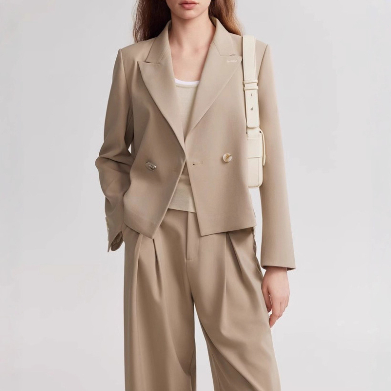 Női Slim-Fit kosztümkabát polo gallérral, egygombos záródás, poliészter anyag, tavasz 2026 kollekció