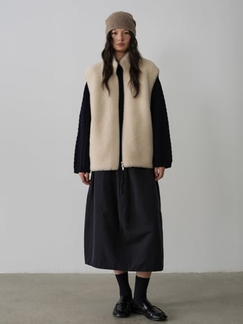 Gyapjú ujjatlan mellény álló gallérral, cipzárral, karcsú szabás, elegáns mindennapi viselet