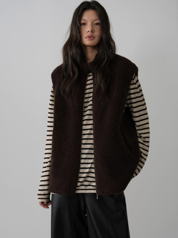 Gyapjú ujjatlan mellény álló gallérral, cipzárral, karcsú szabás, elegáns mindennapi viselet