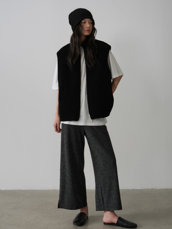 Gyapjú ujjatlan mellény álló gallérral, cipzárral, karcsú szabás, elegáns mindennapi viselet