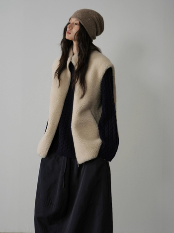 Gyapjú ujjatlan mellény álló gallérral, cipzárral, karcsú szabás, elegáns mindennapi viselet