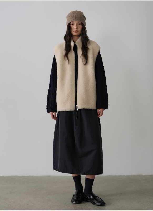 Gyapjú ujjatlan mellény álló gallérral, cipzárral, karcsú szabás, elegáns mindennapi viselet