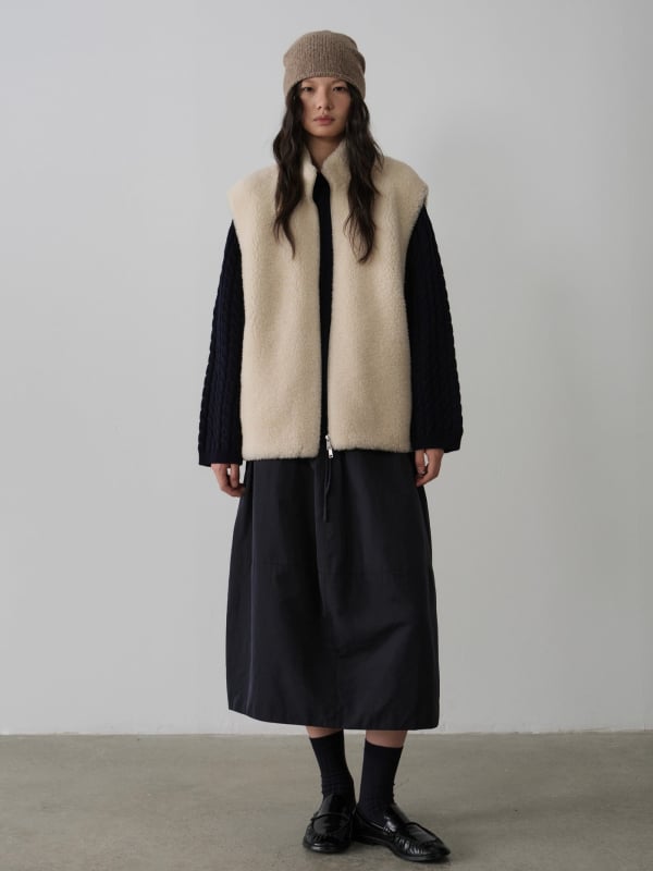 Gyapjú ujjatlan mellény álló gallérral, cipzárral, karcsú szabás, elegáns mindennapi viselet