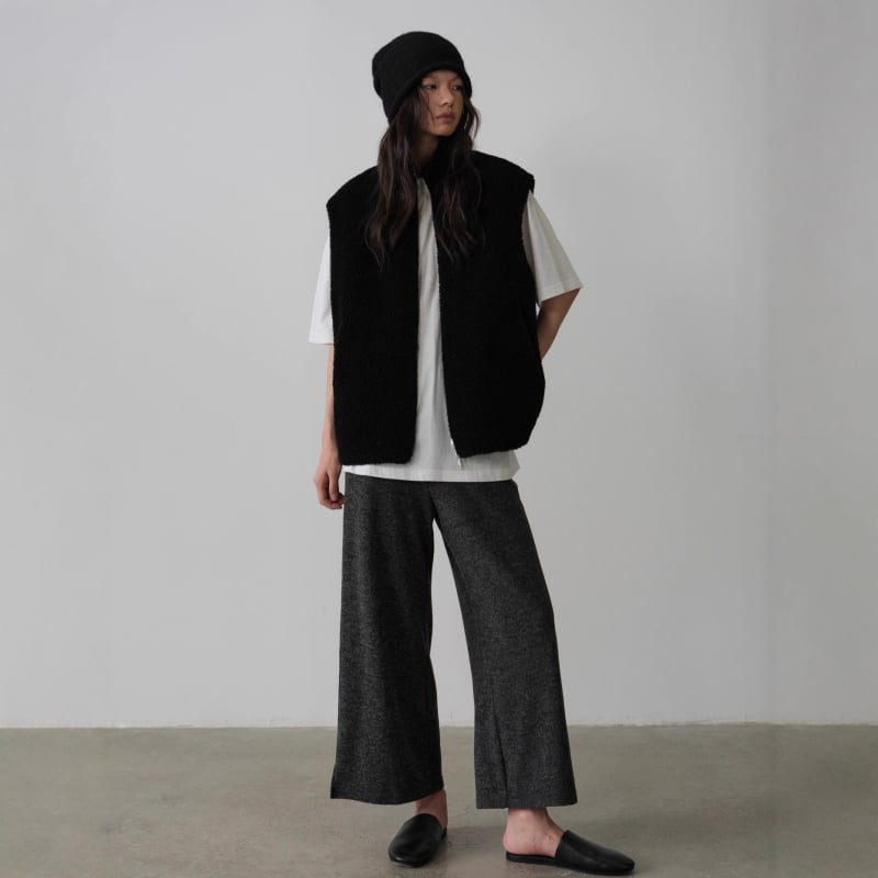 Gyapjú ujjatlan mellény álló gallérral, cipzárral, karcsú szabás, elegáns mindennapi viselet