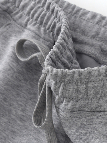 Pamut rövidnadrág, egyenes szabás, enyhe elasztikusság, minimalist stílus