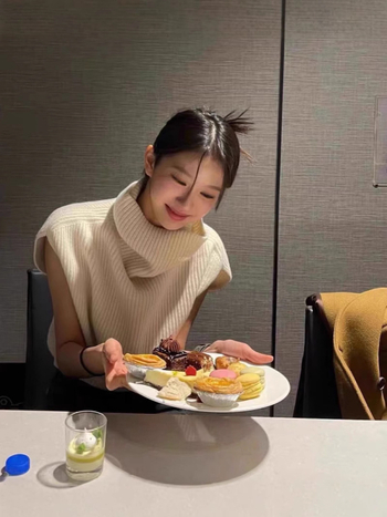 Női ujjatlan kötött mellény magas gallérral, laza szabású – poliészter-viszkóz kötésű