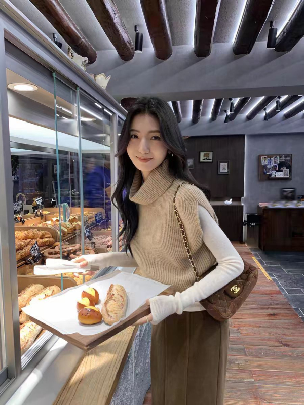 Női ujjatlan kötött mellény magas gallérral, laza szabású – poliészter-viszkóz kötésű